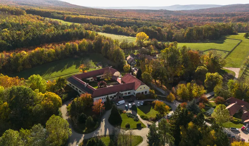 Hotel Sz�palma Porva-Sz�palmapuszta - Nyugd�jas kedvezm�nyes �rak (1 �jt�l)