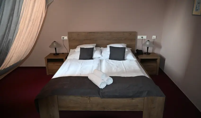 Hotel Unicornis Eger - Nyugd�jas kedvezm�nyes �rak reggelis ell�t�ssal (1 �jt�l)