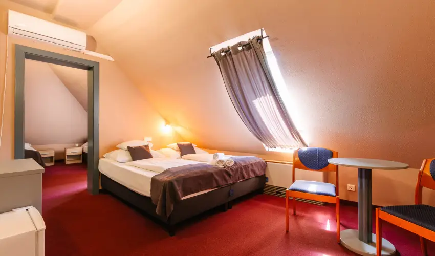 Hotel Unicornis Eger - Nyugd�jas kedvezm�nyes �rak reggelis ell�t�ssal (1 �jt�l)