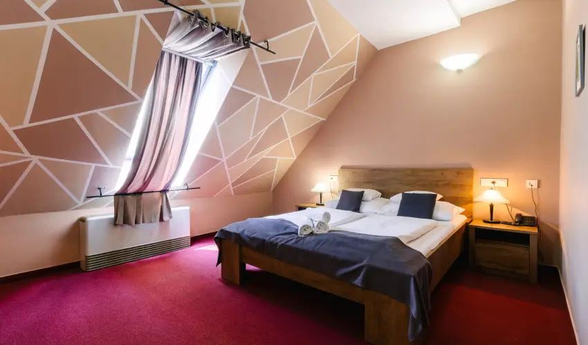 Hotel Unicornis Eger - Nyugd�jas kedvezm�nyes �rak reggelis ell�t�ssal (1 �jt�l)