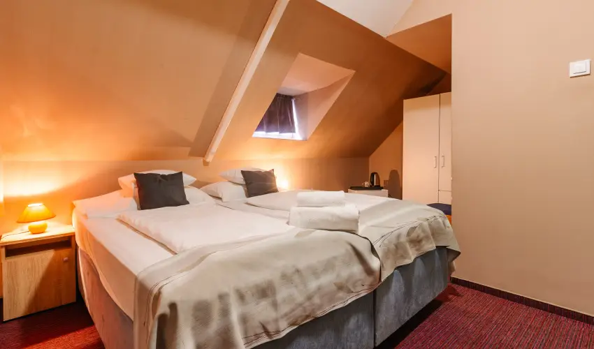 Hotel Unicornis Eger - Nyugd�jas kedvezm�nyes �rak reggelis ell�t�ssal (1 �jt�l)