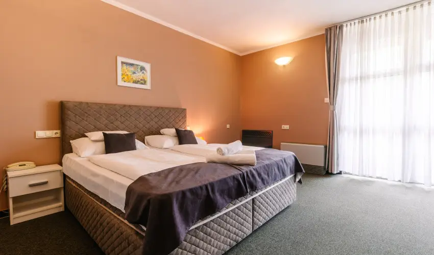 Hotel Unicornis Eger - Nyugd�jas kedvezm�nyes �rak reggelis ell�t�ssal (1 �jt�l)