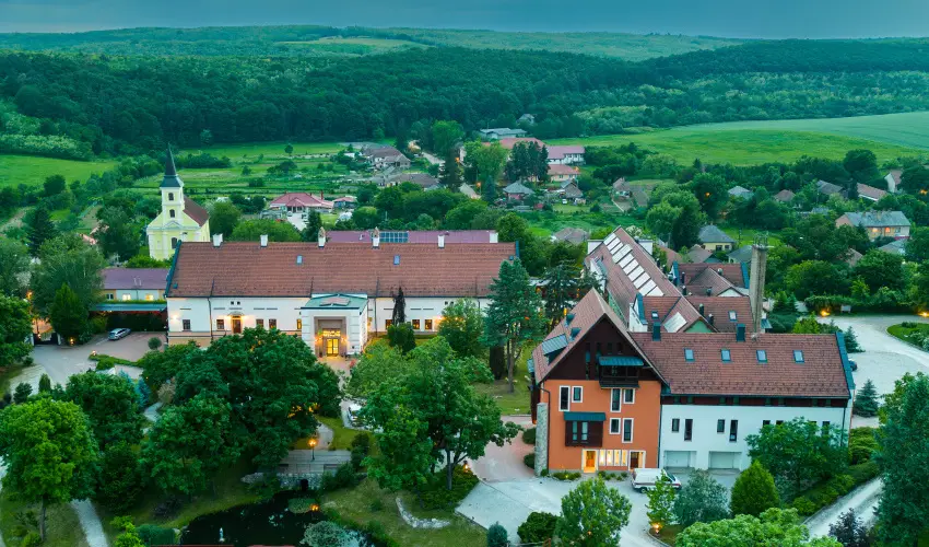 Hotel V�csecity Hern�dv�cse - Nyugd�jas kedvezm�nyes �rak (1 �jt�l)