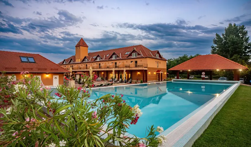 Term�l Hotel Vesta T�pi�szecs� - Kikapcsol�d�s f�lpanzi�s ell�t�ssal (1 �jt�l)
