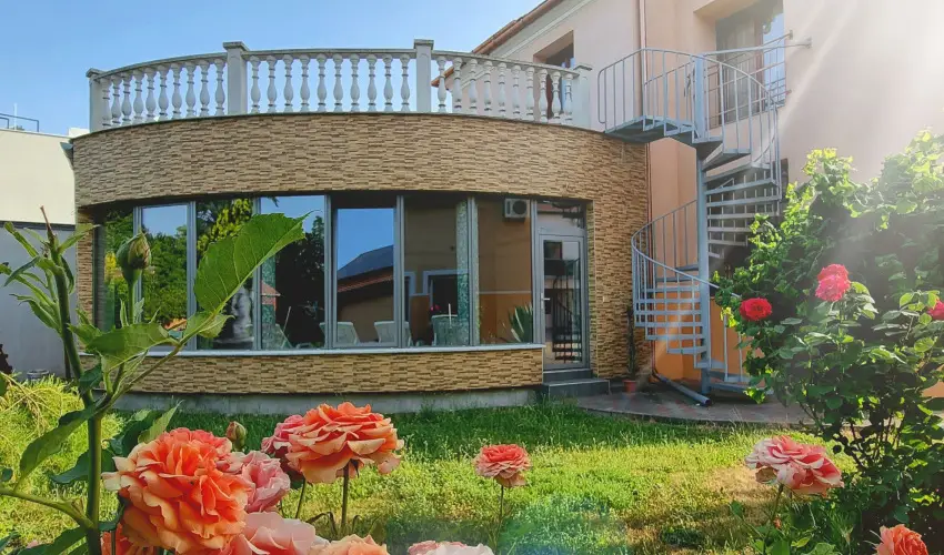 Hotel Viktria Srvr - Nyugdjas kedvezmnyes rak reggelis elltssal (1 jtl)