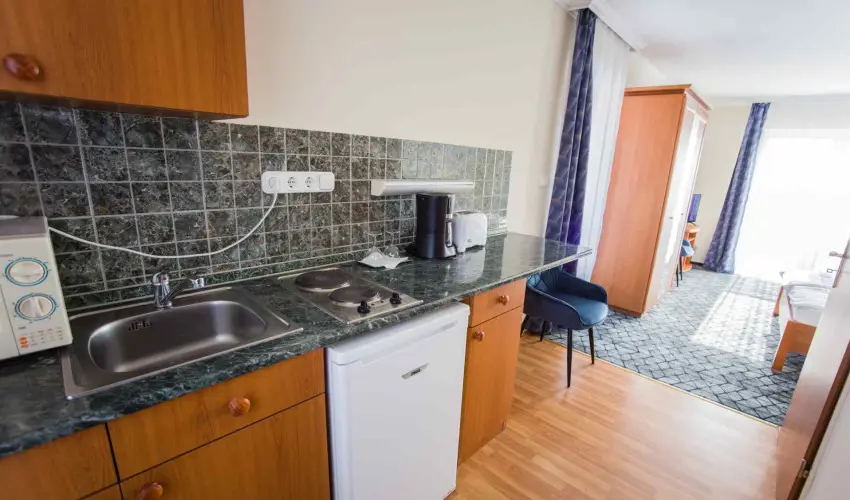 Hotel Vikt�ria S�rv�r - Nyugd�jas kedvezm�nyes �rak teljes ell�t�ssal (1 �jt�l)