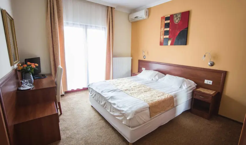 Hotel Vikt�ria S�rv�r - Nyugd�jas kedvezm�nyes �rak teljes ell�t�ssal (1 �jt�l)