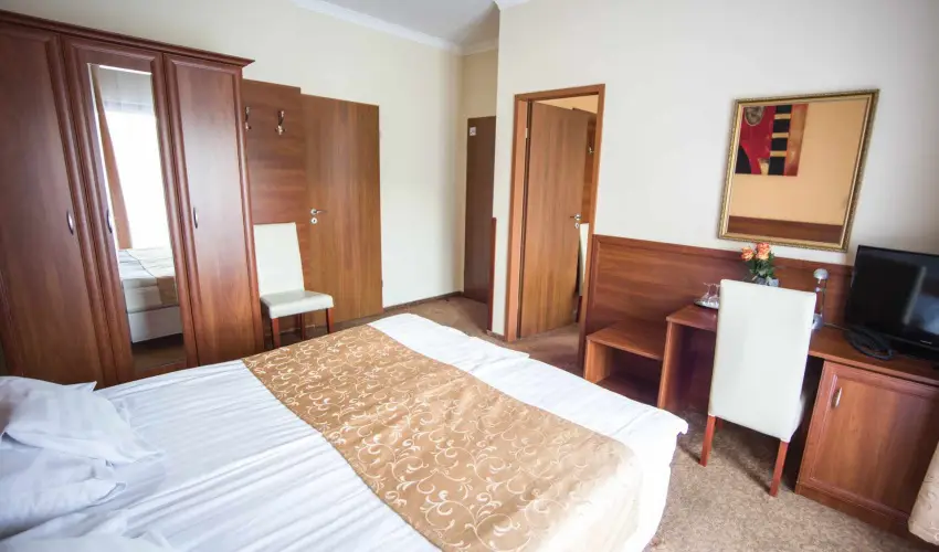 Hotel Vikt�ria S�rv�r - Nyugd�jas kedvezm�nyes �rak teljes ell�t�ssal (1 �jt�l)