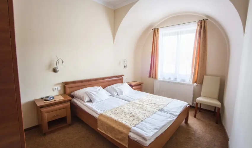 Hotel Vikt�ria S�rv�r - Nyugd�jas kedvezm�nyes �rak teljes ell�t�ssal (1 �jt�l)