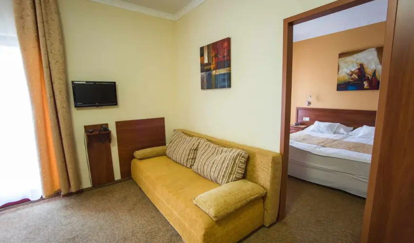Hotel Vikt�ria S�rv�r - Nyugd�jas kedvezm�nyes �rak teljes ell�t�ssal (1 �jt�l)