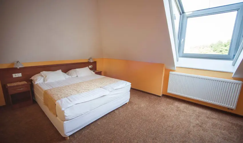 Hotel Vikt�ria S�rv�r - Nyugd�jas kedvezm�nyes �rak teljes ell�t�ssal (1 �jt�l)