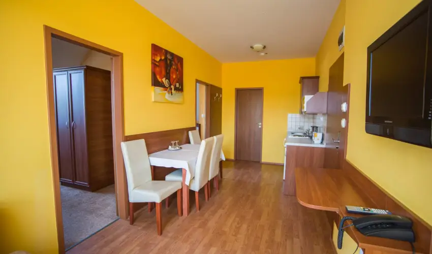 Hotel Vikt�ria S�rv�r - Nyugd�jas kedvezm�nyes �rak teljes ell�t�ssal (1 �jt�l)