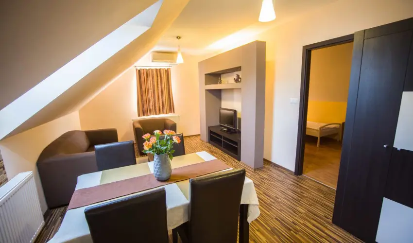Hotel Vikt�ria S�rv�r - Nyugd�jas kedvezm�nyes �rak teljes ell�t�ssal (1 �jt�l)