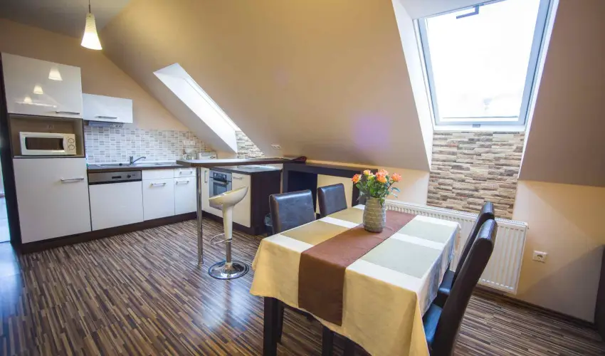 Hotel Vikt�ria S�rv�r - Nyugd�jas kedvezm�nyes �rak teljes ell�t�ssal (1 �jt�l)