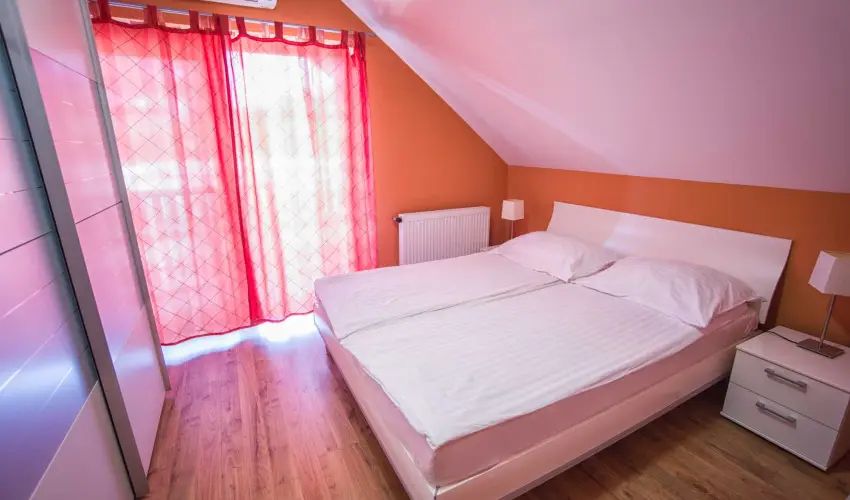 Hotel Vikt�ria S�rv�r - Nyugd�jas kedvezm�nyes �rak teljes ell�t�ssal (1 �jt�l)