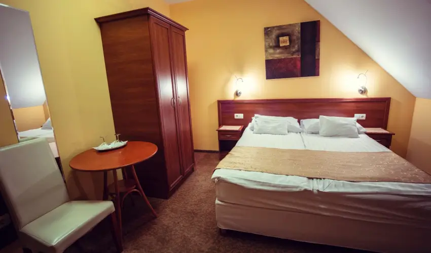 Hotel Vikt�ria S�rv�r - Nyugd�jas kedvezm�nyes �rak teljes ell�t�ssal (1 �jt�l)