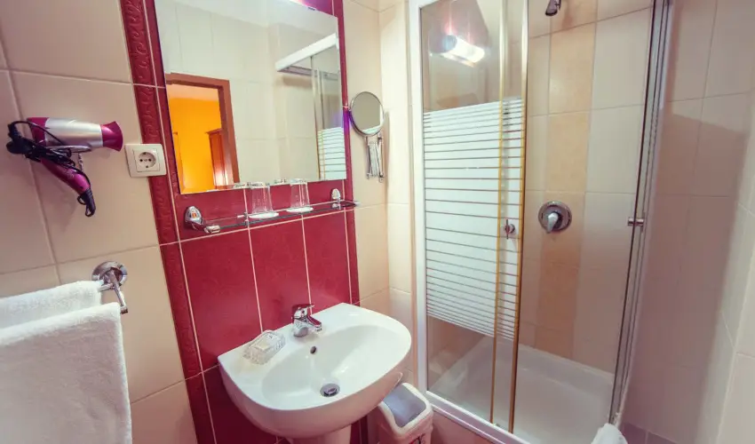 Hotel Vikt�ria S�rv�r - Nyugd�jas kedvezm�nyes �rak teljes ell�t�ssal (1 �jt�l)