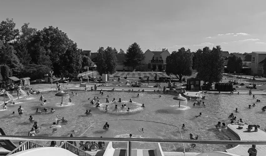 Therm�l Apartmanh�z Kom�rom - Nyugd�jas kedvezm�nyes �rak f�rd�bel�p�vel (1 �jt�l)