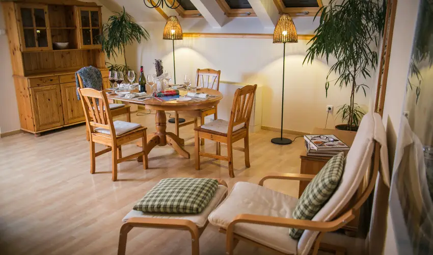 Imola Udvarhz Eger - Nyugdjas kedvezmnyes rak reggelis elltssal (1 jtl)