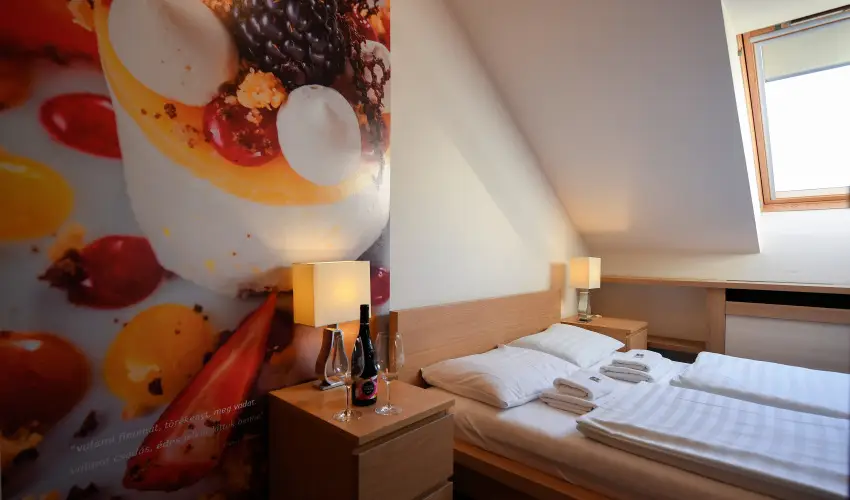 Imola Udvarhz Eger - Nyugdjas kedvezmnyes rak reggelis elltssal (1 jtl)