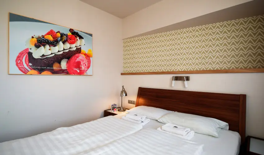 Imola Udvarhz Eger - Nyugdjas kedvezmnyes rak reggelis elltssal (1 jtl)