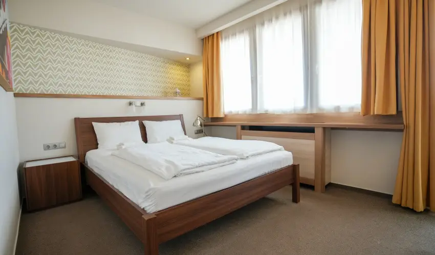 Imola Udvarhz Eger - Nyugdjas kedvezmnyes rak reggelis elltssal (1 jtl)