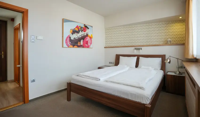 Imola Udvarhz Eger - Nyugdjas kedvezmnyes rak reggelis elltssal (1 jtl)