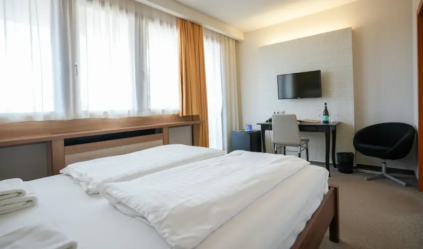 Imola Udvarhz Eger - Nyugdjas kedvezmnyes rak reggelis elltssal (1 jtl)