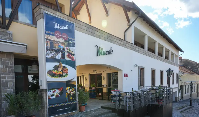 Imola Udvarhz Eger - Nyugdjas kedvezmnyes rak reggelis elltssal (1 jtl)