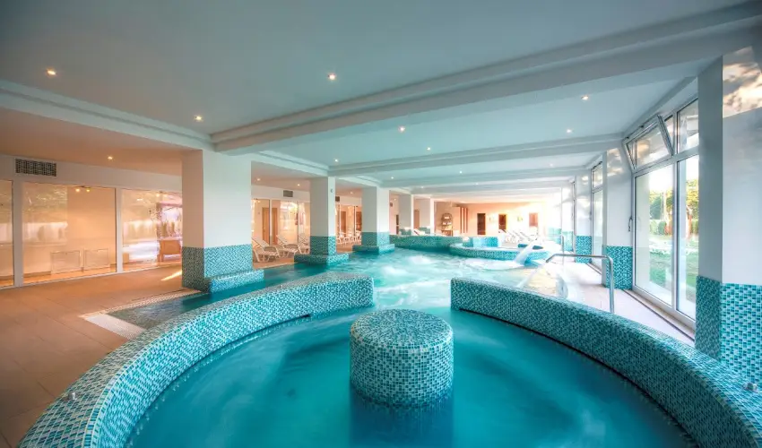 K�t Korona Konferencia & Wellness Hotel Balatonsz�rsz� - Nyugd�jas kedvezm�nyes �rak f�lpanzi�s ell�t�ssal (1 �jt�l)