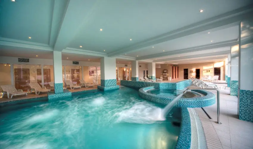 K�t Korona Konferencia & Wellness Hotel Balatonsz�rsz� - Nyugd�jas kedvezm�nyes �rak f�lpanzi�s ell�t�ssal (1 �jt�l)