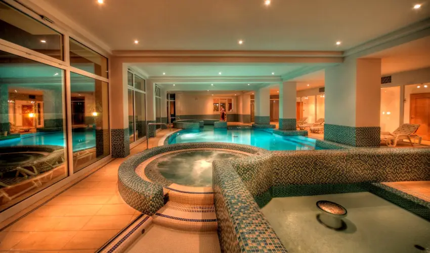 K�t Korona Konferencia & Wellness Hotel Balatonsz�rsz� - Nyugd�jas kedvezm�nyes �rak f�lpanzi�s ell�t�ssal (1 �jt�l)
