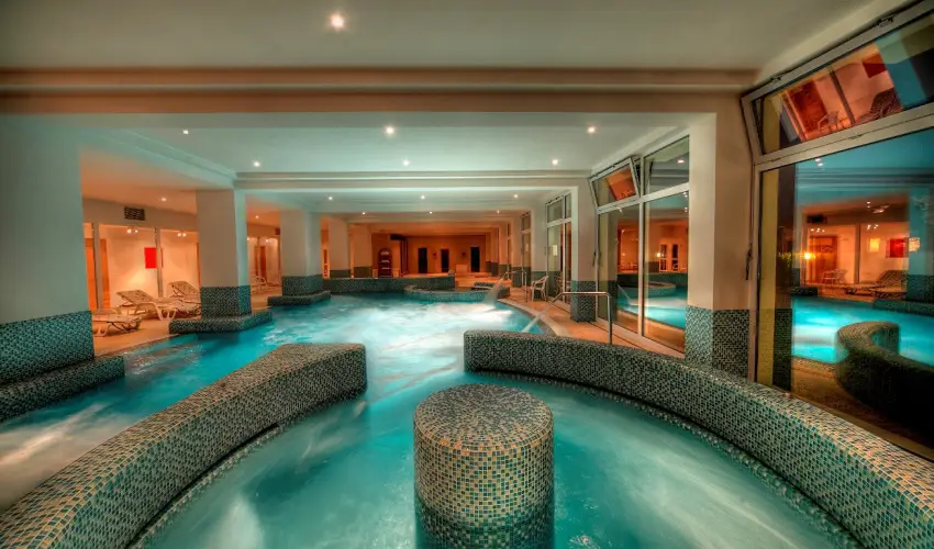 K�t Korona Konferencia & Wellness Hotel Balatonsz�rsz� - Nyugd�jas kedvezm�nyes �rak f�lpanzi�s ell�t�ssal (1 �jt�l)