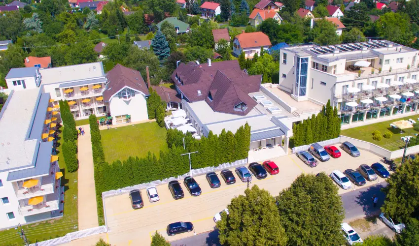 K�t Korona Konferencia & Wellness Hotel Balatonsz�rsz� - Nyugd�jas kedvezm�nyes �rak f�lpanzi�s ell�t�ssal (1 �jt�l)