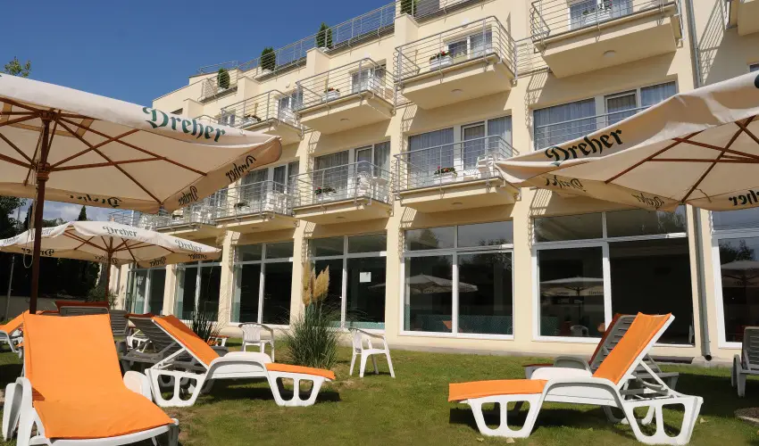 K�t Korona Konferencia & Wellness Hotel Balatonsz�rsz� - Nyugd�jas kedvezm�nyes �rak f�lpanzi�s ell�t�ssal (1 �jt�l)