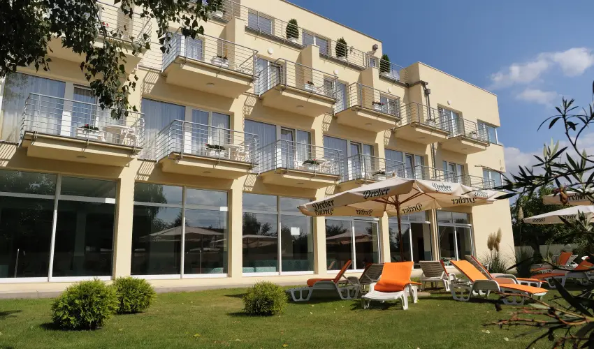 K�t Korona Konferencia & Wellness Hotel Balatonsz�rsz� - Nyugd�jas kedvezm�nyes �rak f�lpanzi�s ell�t�ssal (1 �jt�l)