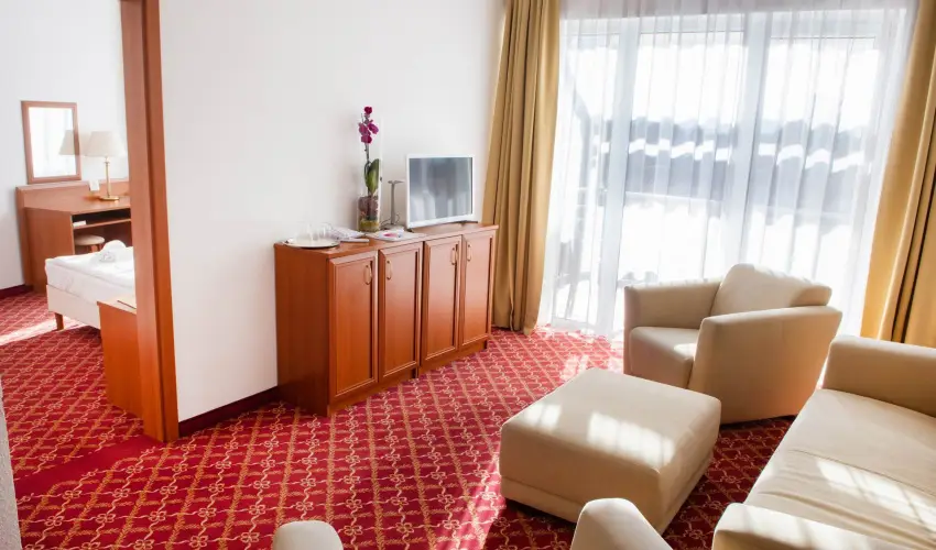 K�t Korona Konferencia & Wellness Hotel Balatonsz�rsz� - Nyugd�jas kedvezm�nyes �rak f�lpanzi�s ell�t�ssal (1 �jt�l)