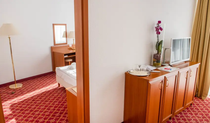 K�t Korona Konferencia & Wellness Hotel Balatonsz�rsz� - Nyugd�jas kedvezm�nyes �rak f�lpanzi�s ell�t�ssal (1 �jt�l)