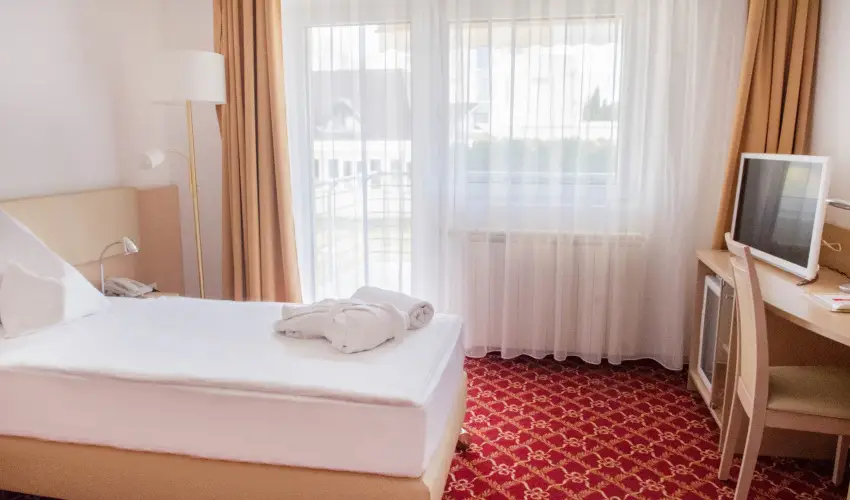 K�t Korona Konferencia & Wellness Hotel Balatonsz�rsz� - Nyugd�jas kedvezm�nyes �rak f�lpanzi�s ell�t�ssal (1 �jt�l)