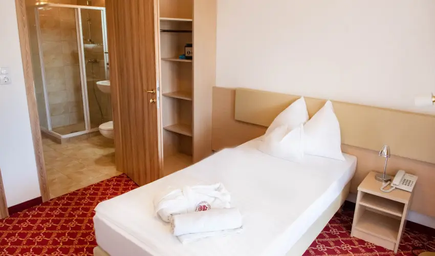 K�t Korona Konferencia & Wellness Hotel Balatonsz�rsz� - Nyugd�jas kedvezm�nyes �rak f�lpanzi�s ell�t�ssal (1 �jt�l)