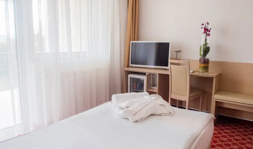K�t Korona Konferencia & Wellness Hotel Balatonsz�rsz� - Nyugd�jas kedvezm�nyes �rak f�lpanzi�s ell�t�ssal (1 �jt�l)