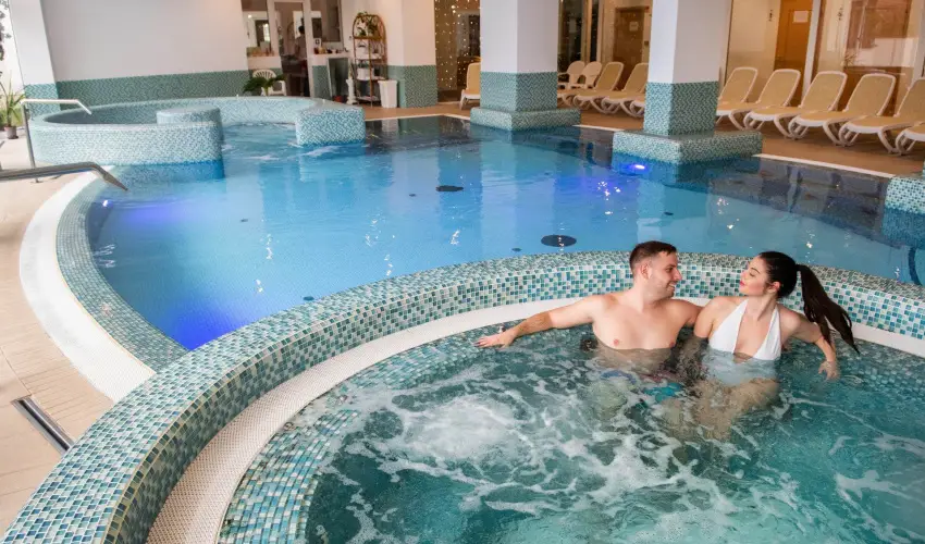 K�t Korona Konferencia & Wellness Hotel Balatonsz�rsz� - Nyugd�jas kedvezm�nyes �rak f�lpanzi�s ell�t�ssal (1 �jt�l)