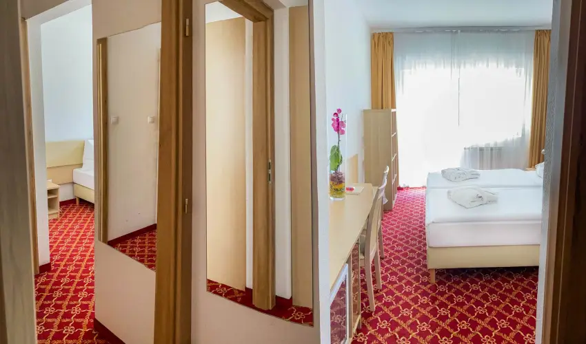 K�t Korona Konferencia & Wellness Hotel Balatonsz�rsz� - Nyugd�jas kedvezm�nyes �rak f�lpanzi�s ell�t�ssal (1 �jt�l)