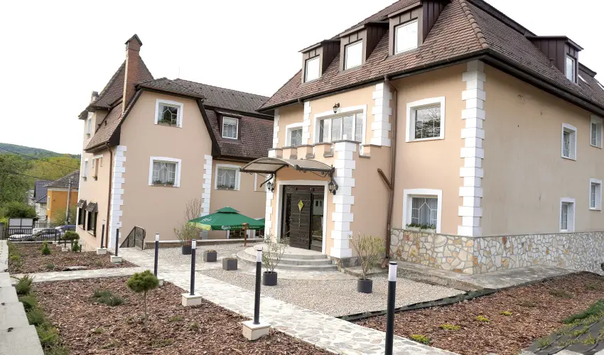 Kikelet Club Hotel Miskolctapolca - Nyugd�jas kedvezm�nyes �rak f�lpanzi�s ell�t�ssal (1 �jt�l)