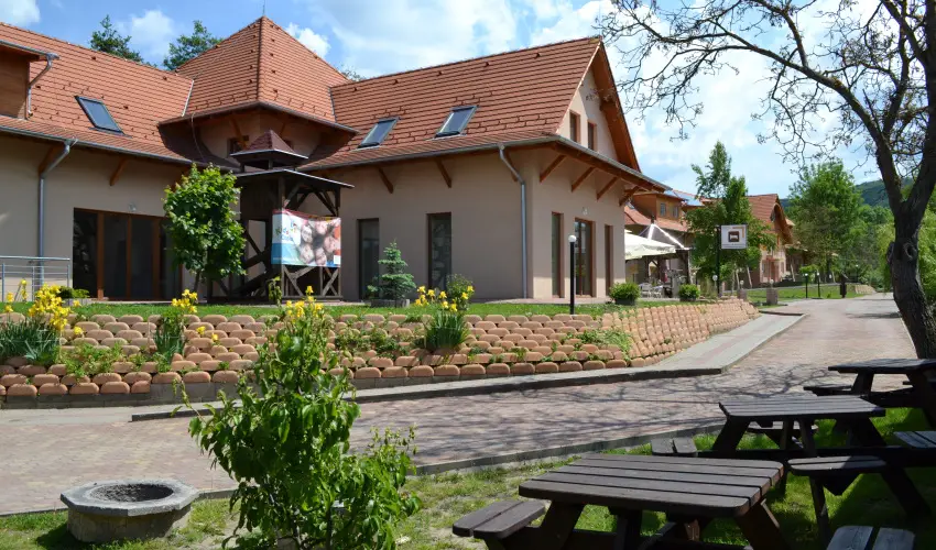 Malomkert Hotel Nagyb�rzs�ny - Nyugd�jas kedvezm�nyes �rak reggelis ell�t�ssal (1 �jt�l)