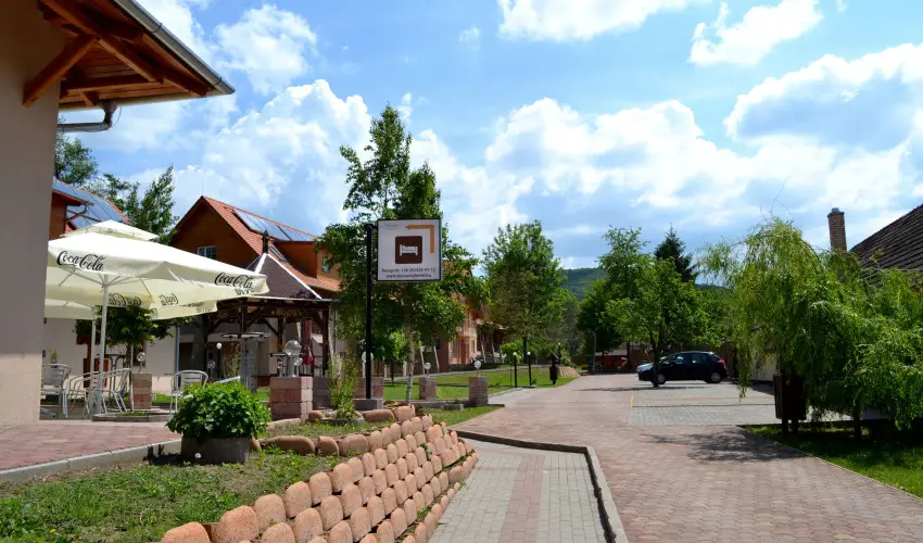 Malomkert Hotel Nagyb�rzs�ny - Nyugd�jas kedvezm�nyes �rak reggelis ell�t�ssal (1 �jt�l)