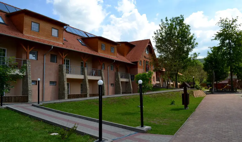 Malomkert Hotel Nagyb�rzs�ny - Nyugd�jas kedvezm�nyes �rak reggelis ell�t�ssal (1 �jt�l)