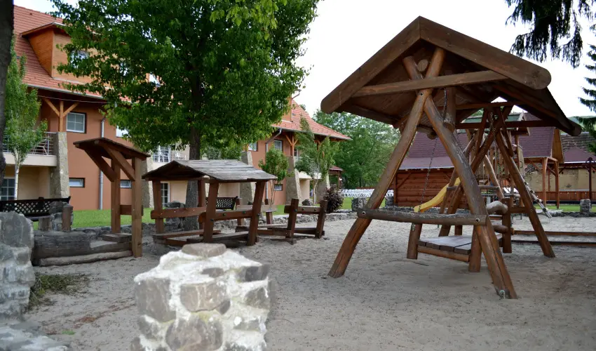 Malomkert Hotel Nagyb�rzs�ny - Nyugd�jas kedvezm�nyes �rak reggelis ell�t�ssal (1 �jt�l)