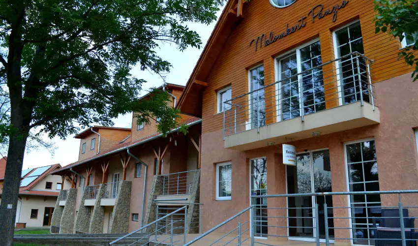 Malomkert Hotel Nagyb�rzs�ny - Nyugd�jas kedvezm�nyes �rak reggelis ell�t�ssal (1 �jt�l)