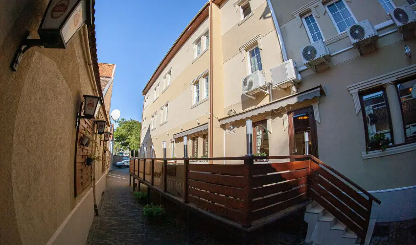 reg Miskolcz Hotel Miskolc - Nyugdjas kedvezmnyes rak frdbelpvel (1 jtl)